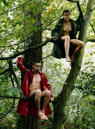 Wolfgang Tillmans - Lutz & Alex sitting in the trees, 1992
