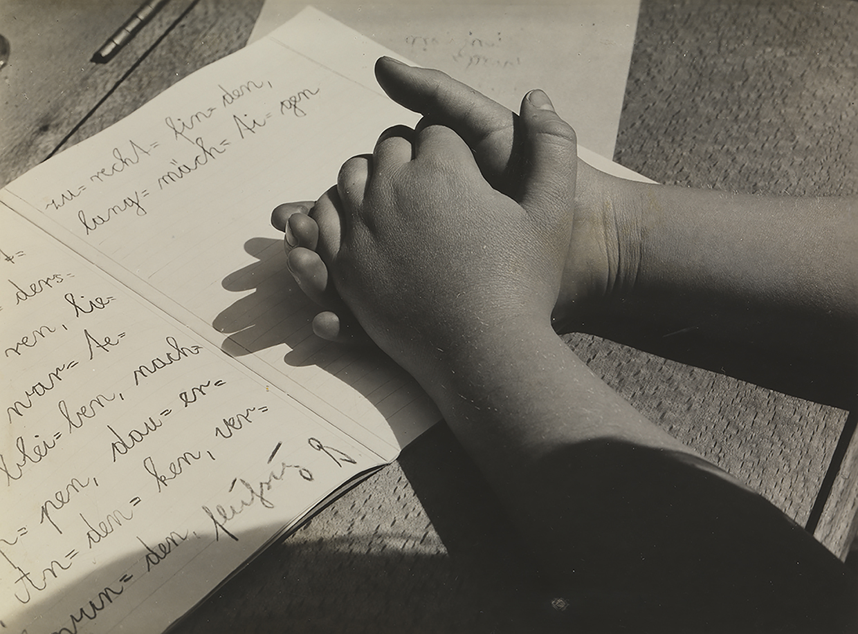 Aenne Biermann, Kinderhände, 1918, Silbergelatineabzug, Stiftung Ann und Jürgen Wilde, Bayerische Staatsgemäldesammlungen, München (Foto: Sibylle Forster, Bayerische Staatsgemäldesammlungen)