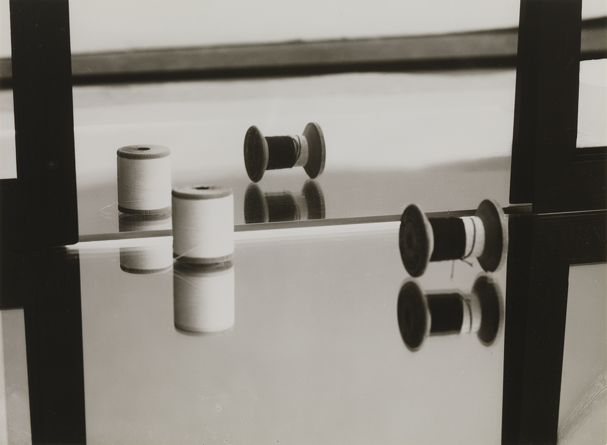 Florence Henri, Komposition, 1928, Silbergelatineabzug, aus dem Portfolio „Florence Henri. 12 Fotografien“, Galerie Wilde Köln 1974, Stiftung Ann und Jürgen Wilde, Bayerische Staatsgemäldesammlungen, München (Foto: Sibylle Forster, Bayerische Staatsgemäldesammlungen)