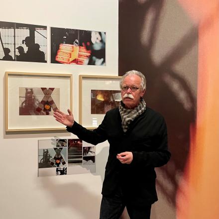 Hans-Michael Koetzle. Eindruck aus der Ausstellungsführung am 23.04.2023 in Mannheim © Rainer Schlautmann