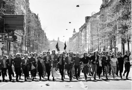 Barbara Klemm. Demonstration gegen den Vietnamkrieg, Kaiserstraße, 1970 © Barbara Klemm