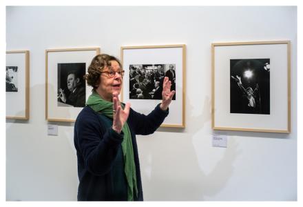 Barbara Klemm, DGPh, bei der Führung einer DGPh-Gruppe durch die Ausstellung "Barbara Klemm – Schwarz-Weiß ist Farbe genug" in der Ludwig-Galerie Schloss Oberhausen, Sonntag, 22. Januar 2023. © Copyright by Eusebius Wirdeier, DGPh