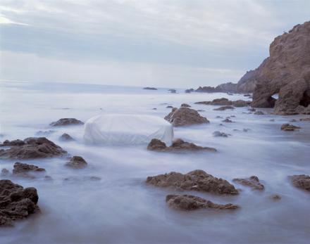 "Red Couch - A Family of Mankind“, Aufbruch aus der neuen Welt nach Europa, El Matador State Beach Malibu, Los Angeles 1996, Chromogenic Print 120 x 150cm © Horst Wackerbarth