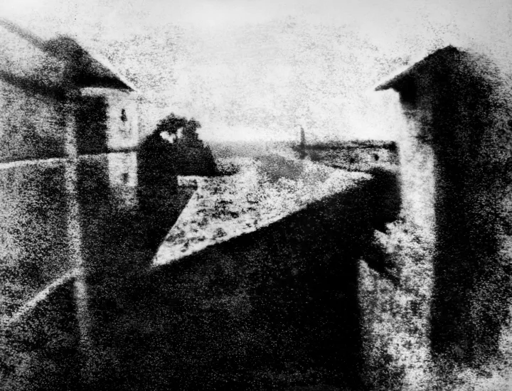 Joseph Nicéphore Niépce, 'View from the Window at Le Gras', 1826/27. Das erste dauerhaft erhaltene fotografische Bild der Welt. Ein kleiner Moment in Frankreich – ein großer Moment für die Fotografie.