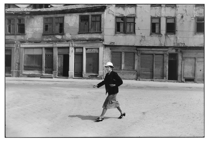Konstanze Göbel: Geiststraße, 1988, aus der Serie: Halle im Umbruch. 1987–1989, Silbergelatine/Vintage Print, 288 x 430 mm, Kulturstiftung Sachsen-Anhalt, Kunstmuseum Moritzburg Halle (Saale), Eigentum des Landes Sachsen-Anhalt; Landesverwaltungsamt, Dokumentationsstelle Kunst, Repro: Kulturstiftung Sachsen-Anhalt © Konstanze Göbel