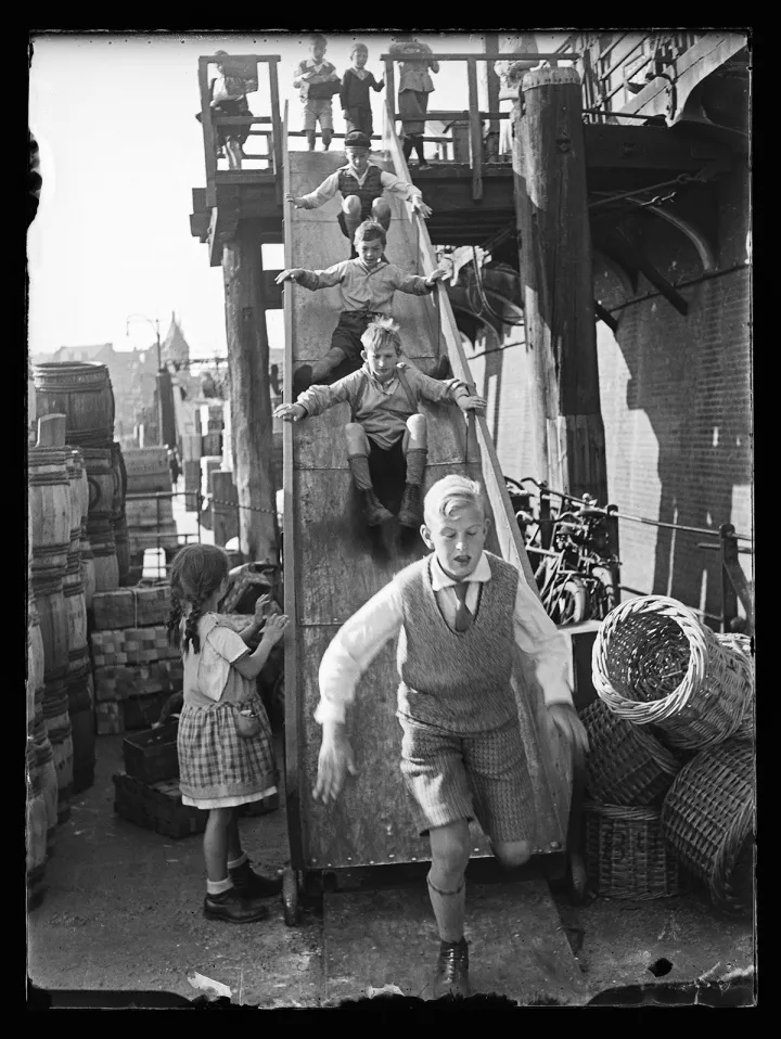 FIDE STRUCK HAMBURGER HAFEN, KINDER SPIELEN AUF EINER RUTSCHE um 1932, © bpk-Bildagentur - Fide Struck (Slg. Thomas Struck)