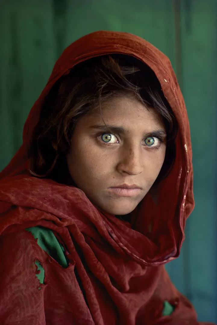 Sharbat Gula, Afghanisches Mädchen. Peshawar, Pakistan 1984 © Steve McCurry courtesy of the Leica Galerie Stuttgart, 2023 Sharbat Gula, Afghanisches Mädchen. Peshawar, Pakistan 1984 © Steve McCurry courtesy of the Leica Galerie Stuttgart, 2023