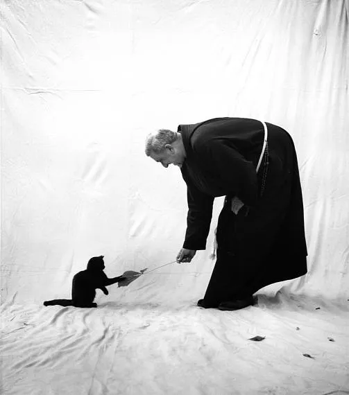 Stefan Moses © archiv stefan moses "Kapuzinerpater mit Katze", Immenstadt 1964 Courtesy Johanna Breede Stefan Moses © archiv stefan moses "Kapuzinerpater mit Katze", Immenstadt 1964 Courtesy Johanna Breede