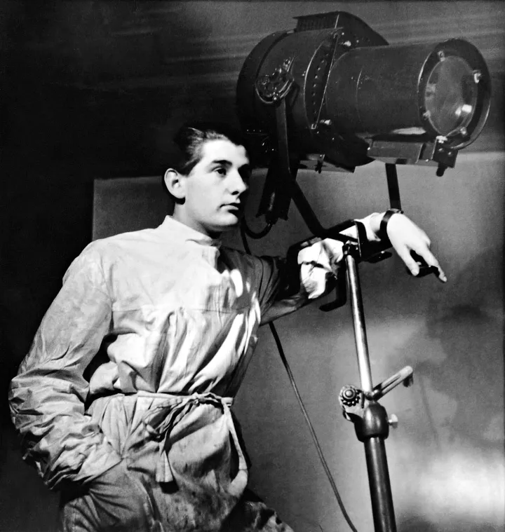 Helmut Newton, Self-portrait in Yva's studio, Berlin, 1936, copyright Helmut Newton Foundation Helmut Newton, Selbstportrait i Yvas Studio, Berlin 1936