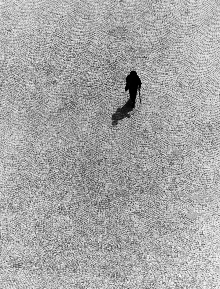 Toni Schneiders (1920-2006) Ein Mann allein Kempten, 1951 Silbergelatine 30 x 39,4 cm Sammlung Stiftung F.C.- Gundlach Courtesy: Stiftung F.C. Gundlach, Hamburg © Nachlass Toni Schneiders, Stiftung F.C. Gundlach Toni Schneiders (1920-2006) Ein Mann allein Kempten, 1951 Silbergelatine 30 x 39,4 cm Sammlung Stiftung F.C.- Gundlach Courtesy: Stiftung F.C. Gundlach, Hamburg © Nachlass Toni Schneiders, Stiftung F.C. Gundlach