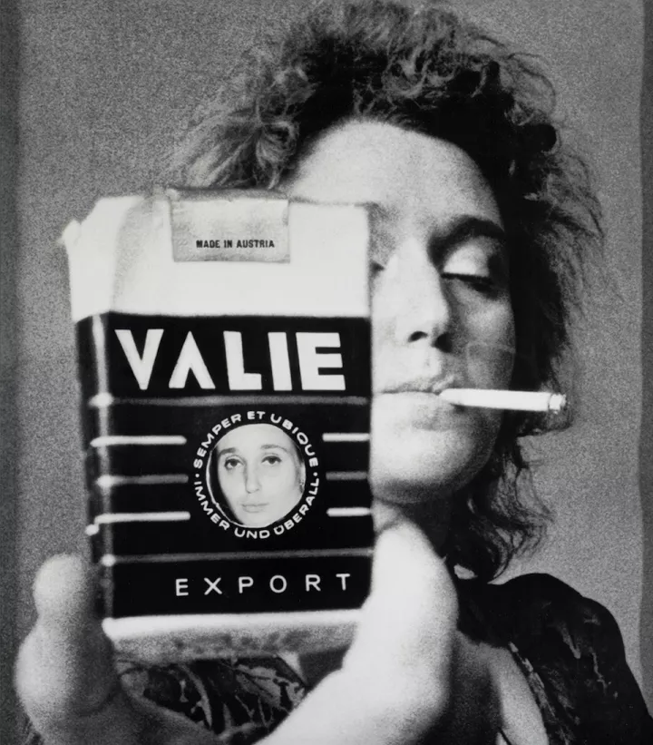 © VALIE EXPORT, VALIE EXPORT – SMART EXPORT Selbstportrait, 1970, s/w-Fotografie, ALBERTINA, Wien – The ESSL Collection © VALIE EXPORT, 2022, ProLitteris, Zurich, Foto: Gertraud Wolfschwenger © VALIE EXPORT, VALIE EXPORT – SMART EXPORT Selbstportrait, 1970, s/w-Fotografie, ALBERTINA, Wien – The ESSL Collection © VALIE EXPORT, 2022, ProLitteris, Zurich, Foto: Gertraud Wolfschwenger