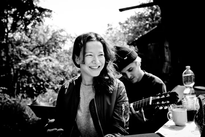 © Lena Stahl: Hannah Herzsprung und Jonas Dassler in einer Drehpause/ Leica Galerie Wetzlar 2023