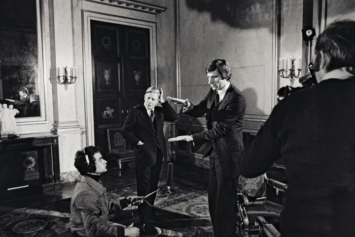 Bundeskanzler Helmut Schmidt vor einem Fernsehinterview mit TV-Journalist Ulrich Wickert. Bundesarchiv, Bild-00068832/Engelbert Reineke