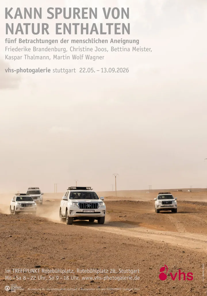 Ausstellungsplakat "Kann Spuren von Natur enthalten" mit einem Motiv von Bettina Meister, das Jeeps in der Wüste zeigt