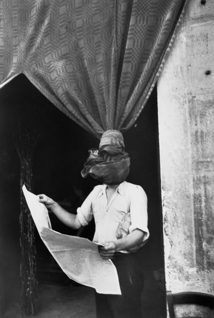 Henri Cartier-Bresson: Livorno, Italien, 1933, © 2024 Fondation Henri Cartier-Bresson / Magnum Photos Henri Cartier-Bresson: Livorno, Italien, 1933, © 2024 Fondation Henri Cartier-Bresson / Magnum Photos