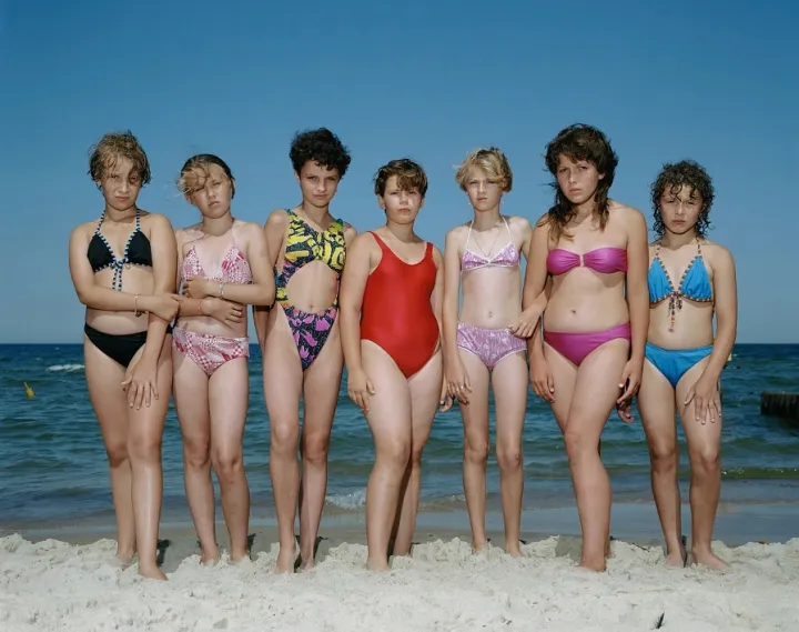 Rineke Dijkstra, Kolobrzeg, Poland, July 25, 1992, © courtesy of the artist, Galerie Max Hetzler, Marian Goodman Gallery and Galerie Jan Mot Rineke Dijkstra, Kolobrzeg, Poland, July 25, 1992, © courtesy of the artist, Galerie Max Hetzler, Marian Goodman Gallery and Galerie Jan Mot