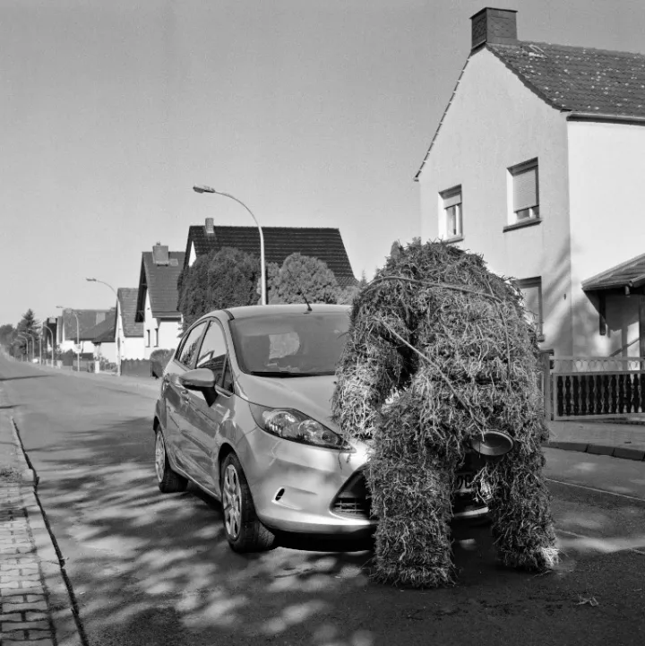 Ute Mahler: Aus der Serie "Ein Dorf", 2021/22, Modern Baryt © Ute Mahler / OSTKREUZ Ute Mahler: Aus der Serie "Ein Dorf", 2021/22, Modern Baryt © Ute Mahler / OSTKREUZ