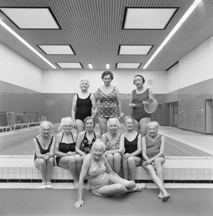 Joachim Giesel, Gymnastikgruppe im Altenheim (aus der Serie Der Mensch in der Gruppe), Hannover, vor 1977