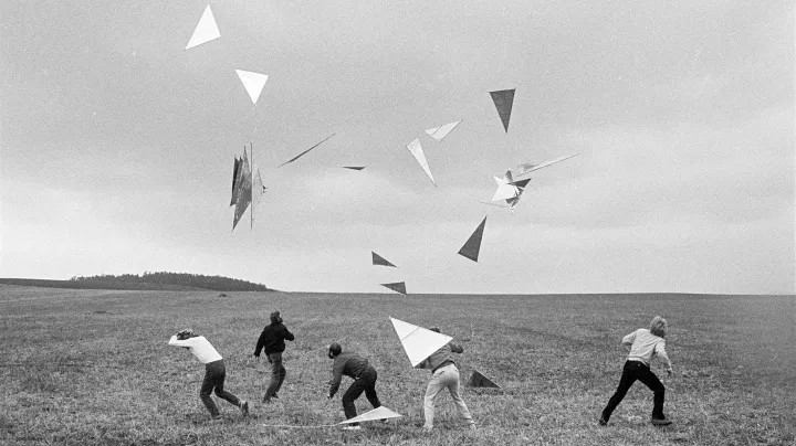 GoClaraGo_Presse_01_Drachen-Aktion beim Pleinair in Kolkwitz Rudolstadt © 1986 Lindenau-Museum Altenburg Archiv Ralf-Rainer Wasse