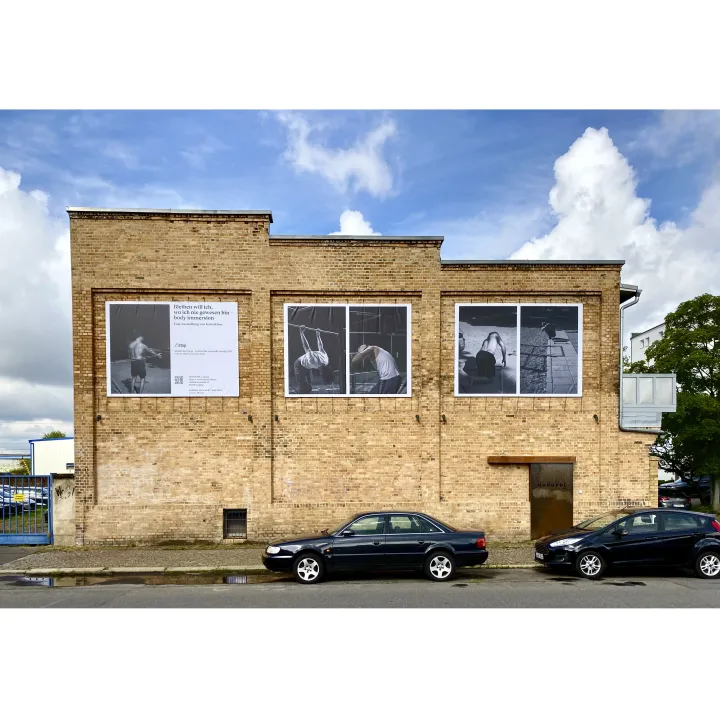Fotoplanen an der Hauswand und Atelierausstellung