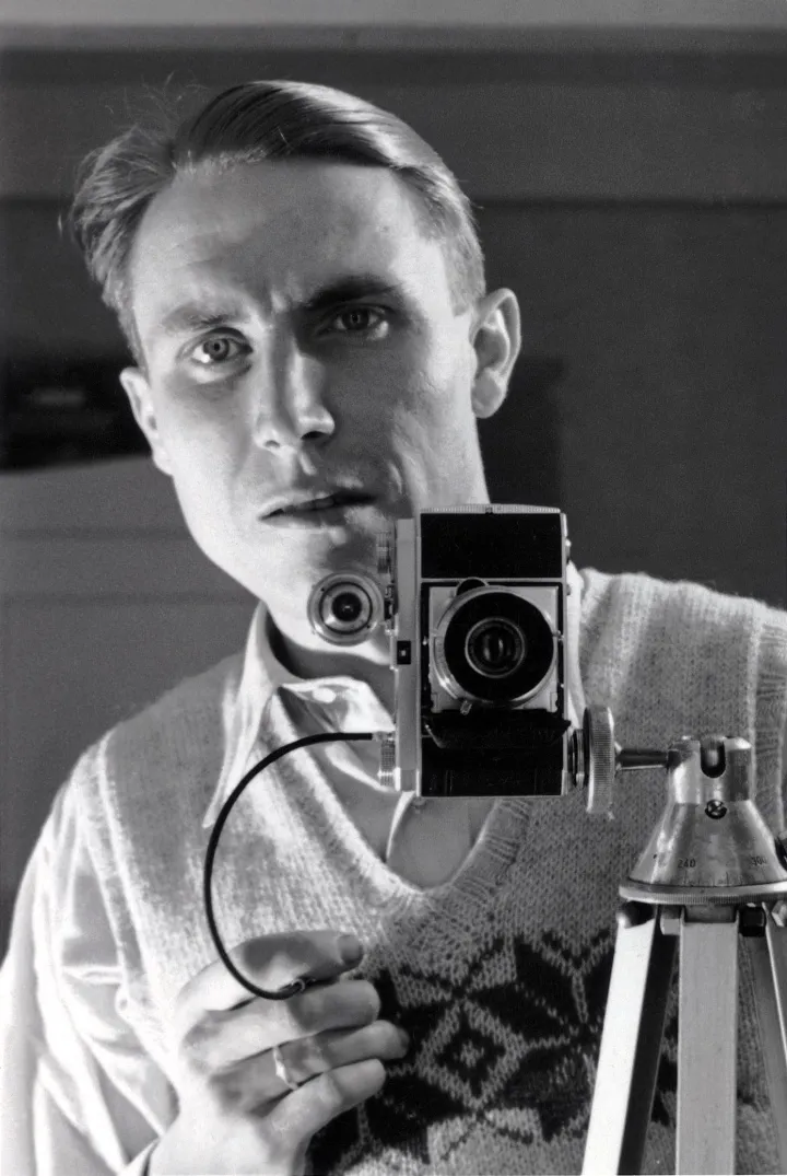Josef Heinrich Darchinger, Selbstporträt im Spiegel mit AGFA Karat, 1949 © J.H. Darchinger/Friedrich-Ebert-Stiftung Josef Heinrich Darchinger, Selbstporträt im Spiegel mit AGFA Karat, 1949 © J.H. Darchinger/Friedrich-Ebert-Stiftung