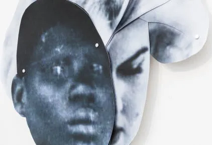 Frida Orupabo, Entangle (Detail), 2023, collage: pigment print on acidfree cotton paper, mounting tape, split pins two heads: 53 x 55 cm, bum and legs: 102 x 98 cm; Foto: Matthias Lindner; © The Artist, Courtesy: The Artist and Galerie Nordenhake Berlin/Stockholm/Mexico City Frida Orupabo, Entangle (Detail), 2023, collage: pigment print on acidfree cotton paper, mounting tape, split pins two heads: 53 x 55 cm, bum and legs: 102 x 98 cm; Foto: Matthias Lindner; © The Artist, Courtesy: The Artist and Galerie Nordenhake Berlin/Stockholm/Mexico City