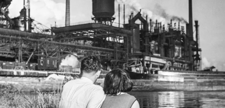 Paar vor Industrieanlage, Ort unbekannt, 1920er/1930er Jahre, Foto: Anne Winterer, © LVR-Industriemuseum
