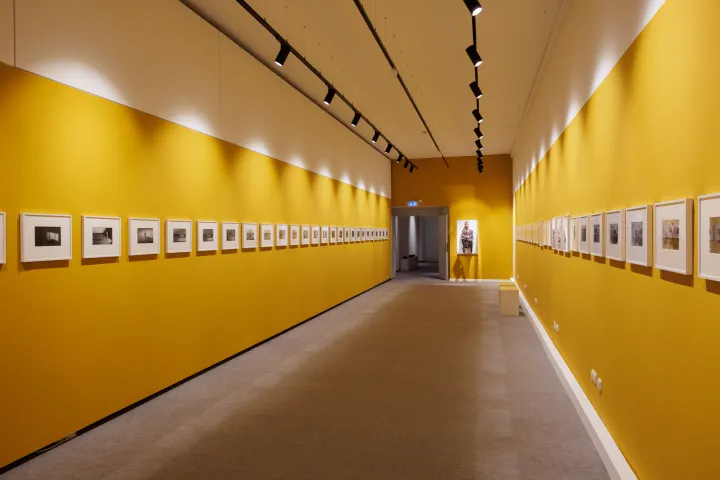 Ansicht der Ausstellung Laurie Simmons. Dollhouse Photographs, Deutsches Theatermuseum, 25.06. - 30.08.2026, © the artist, Courtesy Sammlung Goetz, München, Foto: Thomas Dashuber