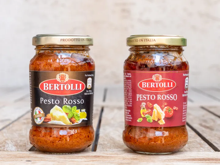 Pesto; aus der Serie 'Die letzten Male' zwei Gläser vom selben Pesto (Bertolli Pesto Rosso) mit unterschiedlichen Etiketten