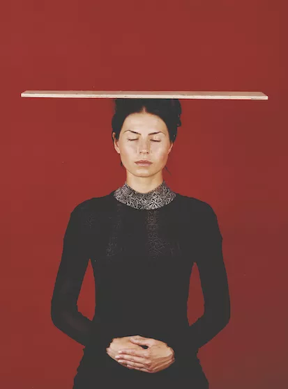 „Tetjana mit Brett blind ohne“, aus der Serie „Servir et disparaître“, © Katharina Mayer, 2002 „Tetjana mit Brett blind ohne“, aus der Serie „Servir et disparaître“, 2002
