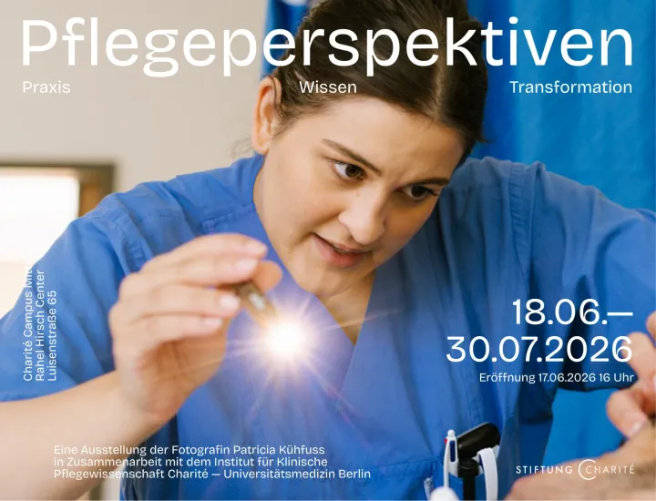 Pflegefachperson, die bei einem Patienten mit einer Taschenlampe die Reflexe der Augen testet 