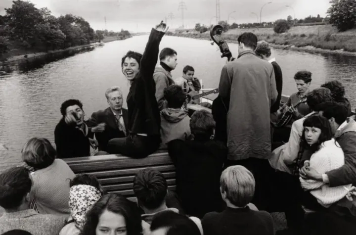 Will McBride: Riverboat Shuffle, Berlin, 1959, Silbergelatineabzug (Later Prints) nach Kleinbildnegativen (Leica) © Shawn McBride Will McBride: Riverboat Shuffle, Berlin, 1959, Silbergelatineabzug (Later Prints) nach Kleinbildnegativen (Leica) © Shawn McBride