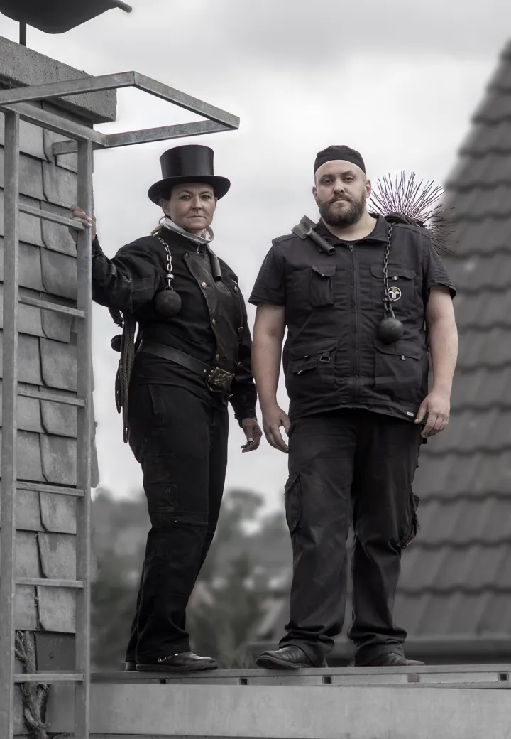 © Thomas Kellner Siegen und VG Bild-Kunst Bonn: Nr. 35, Schornsteinfegermeisterin und Schornsteinfeger aus der Serie: Facetten der Großstadt nach August Sander von Thomas Kellner, 2023, Epson auf Baryta Fine Art, 18 x 27 cm, edition 3 +1