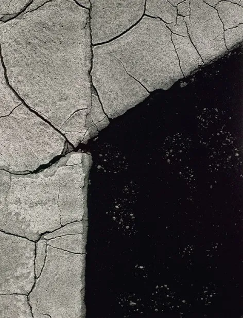 Bernar Venet, Macadam noir blanc (B), 1963, gelatin silver print, 47,5 x 36,5 cm. Courtesy Parrotta Contemporary Art Cologne / Bonn Bernar Venet, Macadam noir blanc (B), 1963, gelatin silver print, 47,5 x 36,5 cm. Courtesy Parrotta Contemporary Art Cologne / Bonn