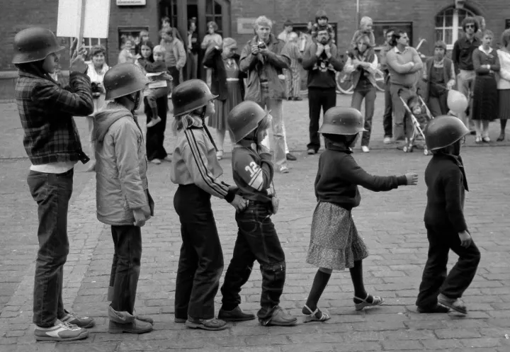 Der Anachronistische Zug war ein politisches Straßentheater, das auf dem 1947 entstandenen gleichnamigen Gedicht von Bertolt Brecht basierte. Der Straßentheaterzug formierte sich 1980 in München als Protest gegen den damaligen Kanzlerkandidaten der CDU/CSU, Franz Josef Strauß, und präsentierte sich in mehreren deutschen Städten. Im September 1980 erreichte der Zug den Rathausmarkt in Kiel, wo dieses Szenenfoto entstand. © Holger Rüdel