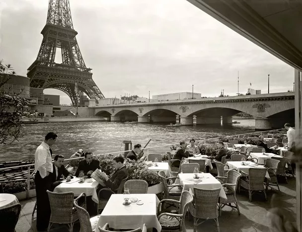 Auf der Terrasse des Kölner Pavillions © Hugo Schmölz 1937