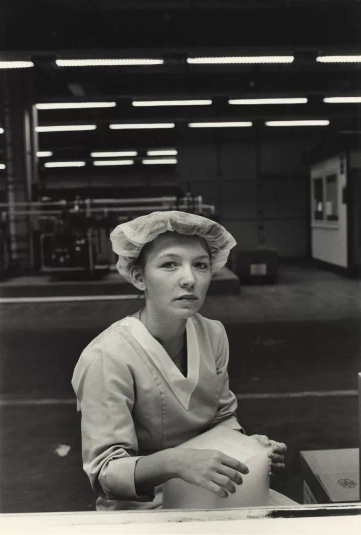 Sibylle Bergemann (1941-2010) Ohne Titel, aus der Serie 'Arbeitswelt' / Untitled, from the series 'Workplace', 1990 gelatin silver early print v numbered 37 x 25 cm © Nachlass Sibylle Bergemann; Ostkreuz, courtesy Kicken Berlin Sibylle Bergemann (1941-2010) Ohne Titel, aus der Serie 'Arbeitswelt' / Untitled, from the series 'Workplace', 1990 gelatin silver early print v numbered 37 x 25 cm © Nachlass Sibylle Bergemann; Ostkreuz, courtesy Kicken Berlin