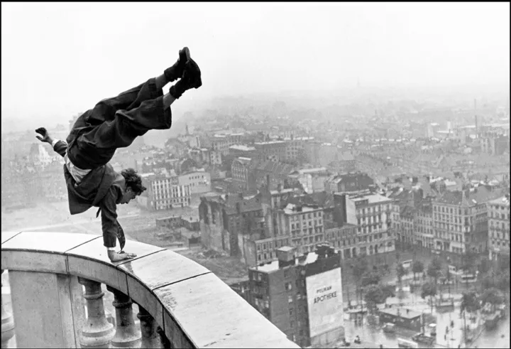 Hans Prignitz bei einem Handstand auf der St. Michaelis Kirche in Hamburg, 1948, Foto: Jürgen Schadeberg Hans Prignitz bei einem Handstand auf der St. Michaelis Kirche in Hamburg, 1948, Foto: Jürgen Schadeberg