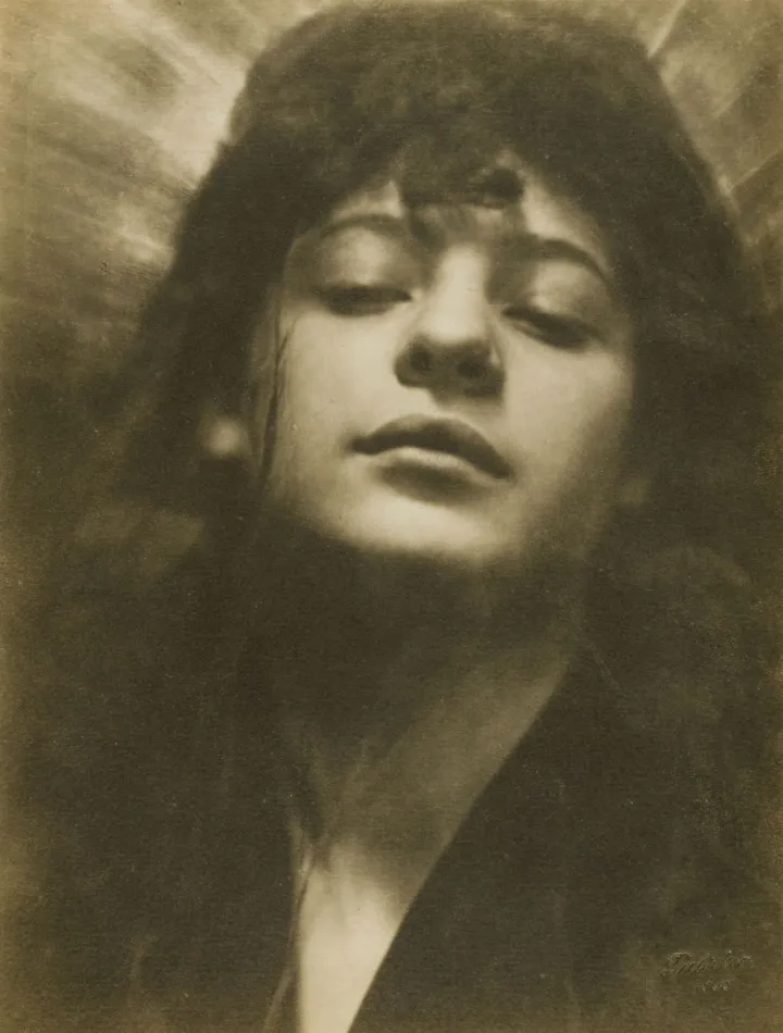 Rudolph Dührkoop, Kopf mit Heiligenschein (Detail), 1907, © Museum für Kunst und Gewerbe Hamburg Rudolph Dührkoop, Kopf mit Heiligenschein (Detail), 1907, © Museum für Kunst und Gewerbe Hamburg