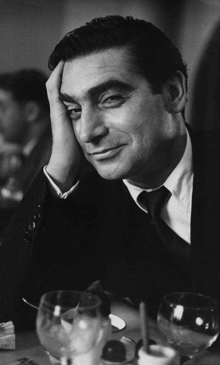 Robert Capa photographed by Ruth Orkin, Paris, France, 1951. Urheber_in: Ruth Orkin courtesy Capa Collection
