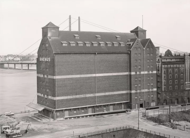 Bernd & Hilla Becher: Düsseldorf Hafen, 1978 © Estate Bernd & Hilla Becher, vertreten durch Max Becher, courtesy Die Photographische Sammlung/SK Stiftung Kultur – Bernd und Hilla Becher Archiv, Köln