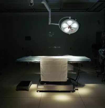 Lucinda Devlin: Operating Room #8, Forrest General Hospital, Hattiesburg, Mississippi, 1998, aus der Serie Corporal Arenas © Lucinda Devlin, Courtesy Galerie m, Bochum Lucinda Devlin: Operating Room #8, Forrest General Hospital, Hattiesburg, Mississippi, 1998, aus der Serie Corporal Arenas © Lucinda Devlin, Courtesy Galerie m, Bochum