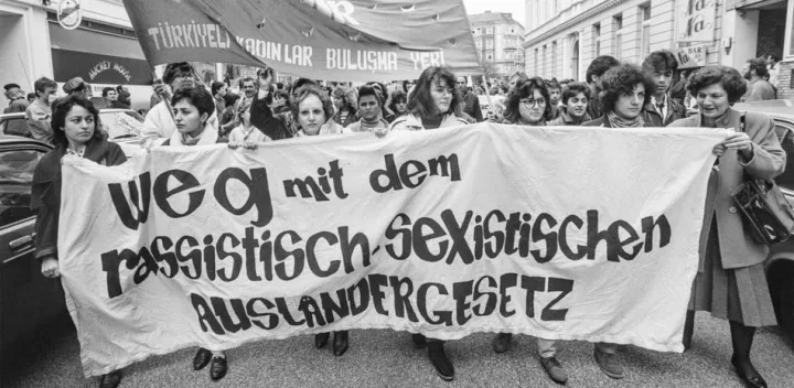 Türkische Fraueninitiative auf der Kundgebung gegen den Entwurf des neuen Ausländergesetzes, Hamburg, 31.03.1990 © Ergun Çağatay/ Fotoarchiv Ruhr Museum/ Stadtmuseum Berlin/ Stiftung Historische Museen Hamburg Türkische Fraueninitiative auf der Kundgebung gegen den Entwurf des neuen Ausländergesetzes, Hamburg, 31.03.1990 © Ergun Çağatay/ Fotoarchiv Ruhr Museum/ Stadtmuseum Berlin/ Stiftung Historische Museen Hamburg