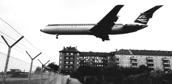 Renate von Mangoldt, Einflugschneise Flughafen Tempelhof, September 1973, Detail © Renate von Mangoldt Renate von Mangoldt, Einflugschneise Flughafen Tempelhof, September 1973, Detail © Renate von Mangoldt