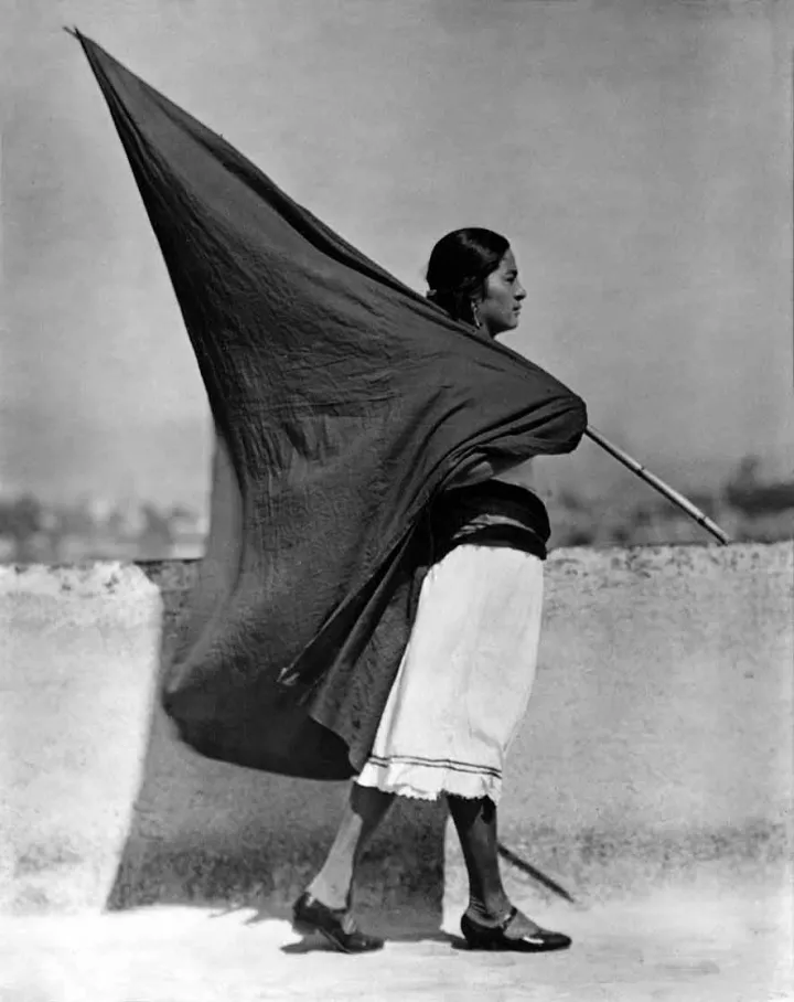 Tina Modotti, Frau mit Fahne, 1928 © Tina Modotti, Leihgeber: Reinhard Schultz (Galerie Bilderwelt)