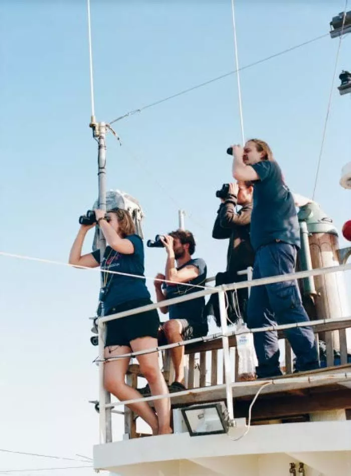 Annette Hauschild, Die Crew beobachtet das Meer, Mission Lifeline, zivile Seenotrettung auf dem Mittelmeer, aus der Serie Die Helfer, 2016–2018