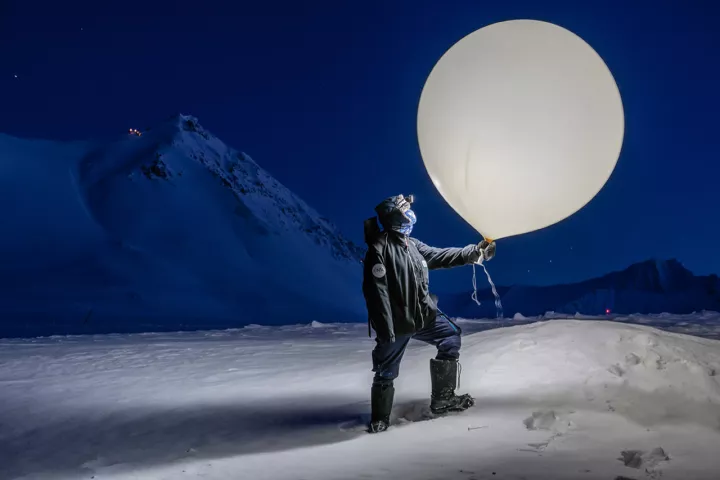 Bettina Haupt, Stationsleiterin der deutsch-französischen »AWIPEV«-Forschungsstation in Ny-Ålesund, bereitet einen Wetterballon für den Start vor. Die Daten der letzten dreißig Jahre belegen: Das Epizentrum der globalen Erwärmung liegt hier, in Spitzbergen: Die Durchschnittstemperaturen im Winter sind seit Beginn der Messungen um sechs bis acht Grad Celsius gestiegen, so schnell wie an keinem anderen Ort der Welt. Foto: Esther Horvath Bettina Haupt, Stationsleiterin der deutsch-französischen »AWIPEV«-Forschungsstation in Ny-Ålesund, bereitet einen Wetterballon für den Start vor. Die Daten der letzten dreißig Jahre belegen: Das Epizentrum der globalen Erwärmung liegt hier, in Spitzbergen: Die Durchschnittstemperaturen im Winter sind seit Beginn der Messungen um sechs bis acht Grad Celsius gestiegen, so schnell wie an keinem anderen Ort der Welt. Foto: Esther Horvath