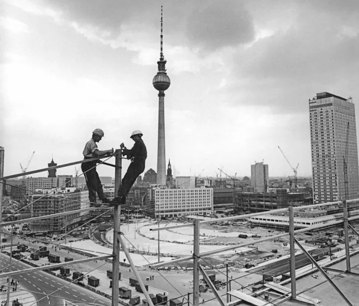 Bauarbeiter bei Montagearbeiten an der Leuchtschrift auf dem „Haus der Statistik“, 13. August 1969 © Bundesarchiv | Foto: Eva Brüggmann