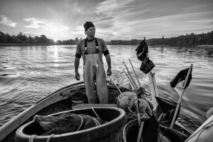 Matthias Nanz bei Sonnenaufgang im Mai auf der Fahrt zu seinen Reusen in der Großen Breite der Schlei. Matthias Nanz ist einer der letzten Berufsfischer an der Schlei. Die Fischerei war früher prägend für den Schleswiger Stadtteil Holm, in dem Matthias Nanz lebt.