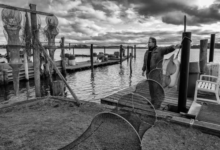 Fischer Matthias Nanz aus Schleswig an der Schlei Der Fischer Matthias Nanz aus Schleswig ist einer der letzten Berufsfischer an der Schlei. Die Fischerei war früher prägend für den Schleswiger Stadtteil Holm, in dem Matthias Nanz lebt. Das Bild zeigt ihn in einer kurzen Arbeitspause bei der Reparatur seiner Reusen mit einer Netznadel.